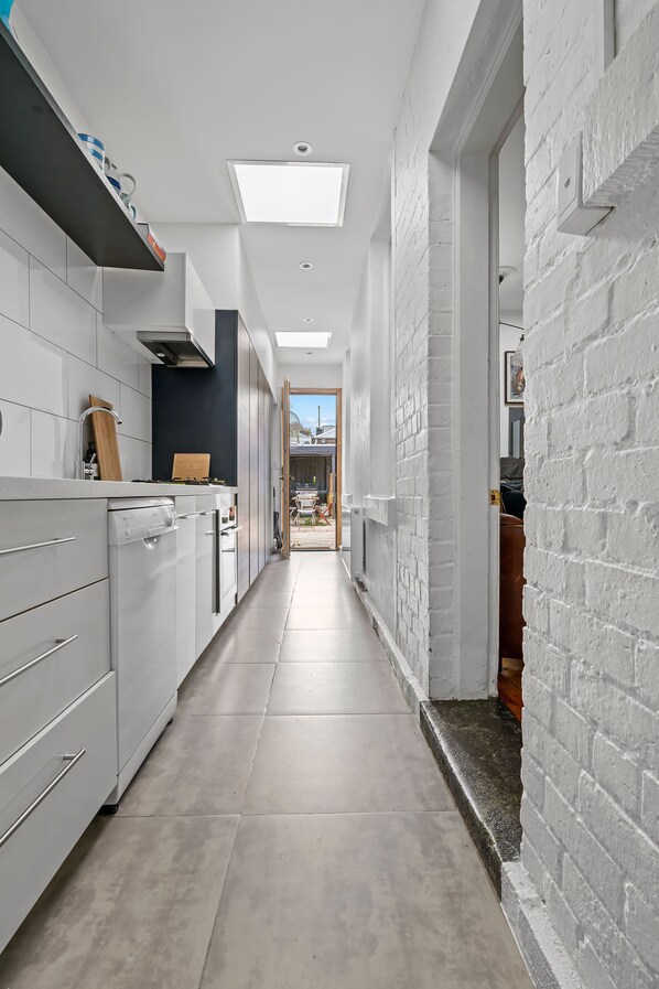 Fridge, microwave, oven, stovetop - South Melbourne terrace .Short walk to Grand Prix,CBD and Tram. (South Melbourne)