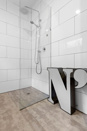 Dusche, Haartrockner, Handtücher, Seife