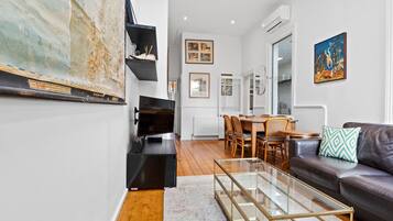 Smart-TV, Kamin, BĂŒcher, Musikbibliothek