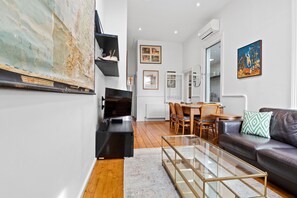 Smart TV, fireplace, books, music library - South Melbourne terrace .Short walk to Grand Prix,CBD and Tram. (South Melbourne)
