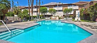 Retro Modern Condo With Mountain View, Walk to Downtown, Free WiFi