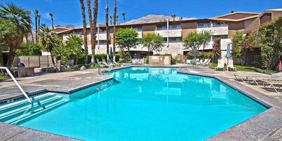 Retro Modern Condo With Mountain View, Walk to Downtown, Free WiFi