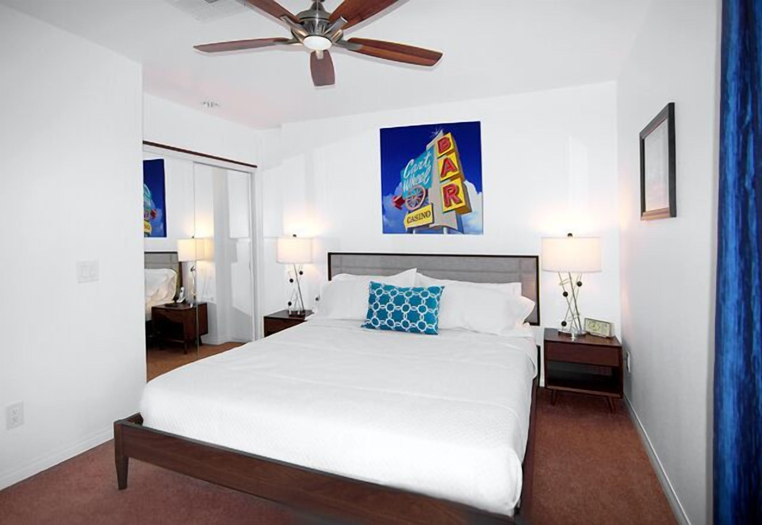 1 habitación, cortinas blackout y tabla de planchar con plancha 