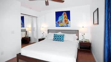 1 habitación, cortinas blackout y tabla de planchar con plancha