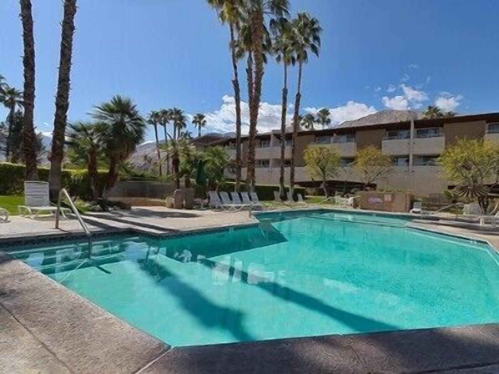 Alberca al aire libre y alberca climatizada