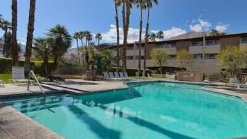 Alberca al aire libre y alberca climatizada