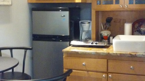 Coffee/tea maker, fridge, microwave, stovetop - Kettle's Trail Private Studio Suite - Whidbey Island Coupeville (Coupeville)