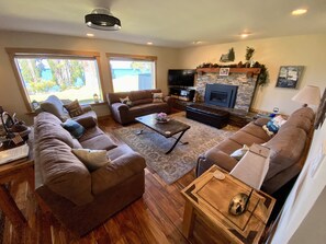 Smart TV, fireplace, video games, DVD player -           LAKEFRONT 6 BEDROOM HOME
         IF YOU WANT THE BEST THIS IS IT (south lake tahoe)