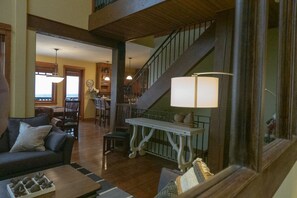 TV, fireplace, video games, video library - Ski in/ski out. Close to village, incredible views! (Kelowna)