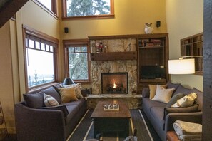 TV, fireplace, video games, video library - Ski in/ski out. Close to village, incredible views! (Kelowna)