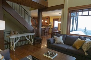 TV, fireplace, video games, video library - Ski in/ski out. Close to village, incredible views! (Kelowna)