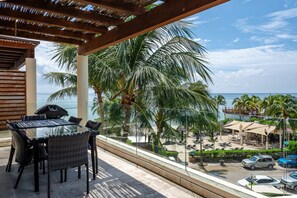 Outdoor dining - Stunning 3 bedroom Penthouse at The Elements by BRIC (Playa del Carmen)
