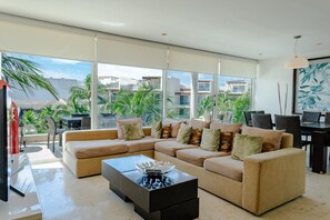 TV, DVD player - Stunning 3 bedroom Penthouse at The Elements by BRIC (Playa del Carmen)
