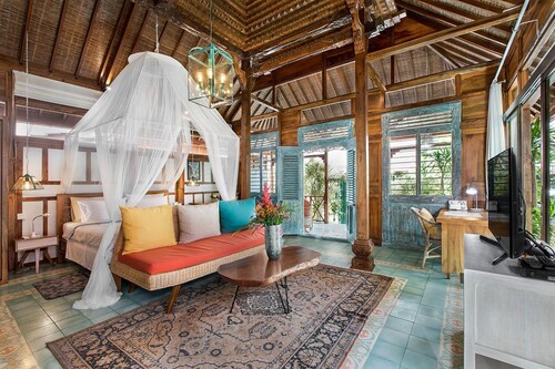 komfortable, kunstvoll gestaltete, traditionelle Villa, großer Pool, schöner Garten