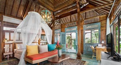 komfortable, kunstvoll gestaltete, traditionelle Villa, großer Pool, schöner Garten