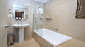 Bathtub, hair dryer, towels - Shoreline 501 Sebel Kiama (Kiama)