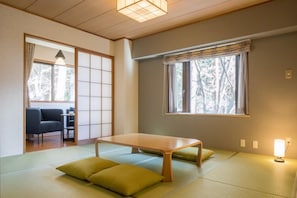 Japanese Western Style Room | Free WiFi, bed sheets - Sundance Resort Kawaguchiko (Fujikawaguchiko)