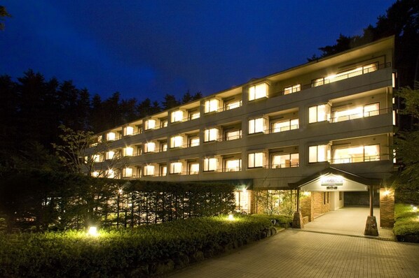 Front of property - evening/night - Sundance Resort Kawaguchiko (Fujikawaguchiko)