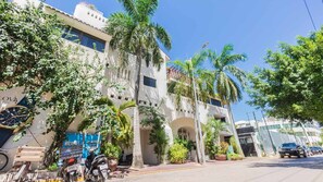 Exterior - 2 Bedroom condo with a 2 level high Living Room by BRIC at the Royal Palms (Playa del Carmen)