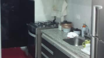 Geladeira, micro-ondas, fogão, cooktop
