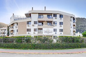 Terra Do Sol condominium offers a modern architectural design with a flat roof and balconies.