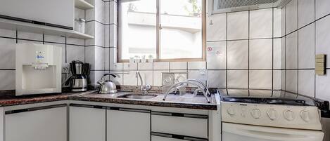 Geladeira, micro-ondas, fogão, cooktop