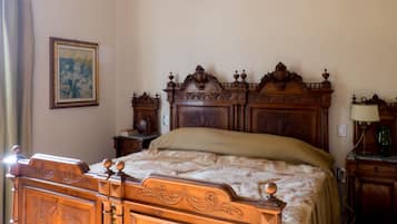 5 Schlafzimmer, Schreibtisch, Bügeleisen/Bügelbrett, Reisekinderbett