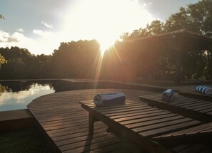 Ulkouima-allas, aurinkovarjoja, aurinkotuoleja