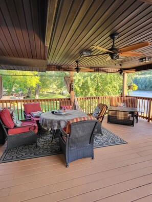 Outdoor dining - PROMO 5% WEEKLY AND 10% MONTHLY DISCOUNT!
Beautiful river in front of home (Falling Waters)