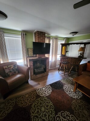 Smart TV, fireplace - PROMO 5% WEEKLY AND 10% MONTHLY DISCOUNT!
Beautiful river in front of home (Falling Waters)