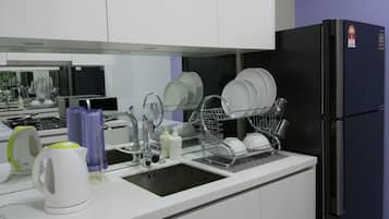 Fridge, oven, toaster, cookware/dishes/utensils