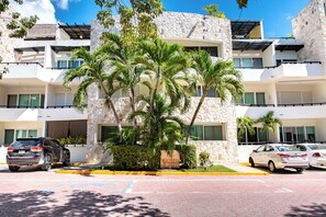 Exterior - Meridian by BRIC Vacations - 2 bedroom condo near Coco Beach! (Playa del Carmen)