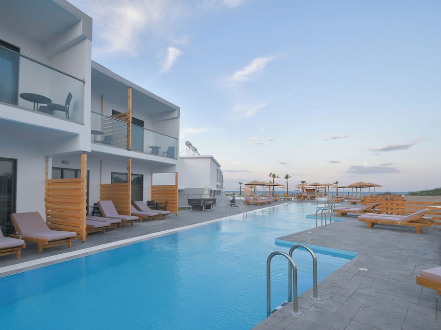 Utendørsbasseng, bassengparasoller og solsenger