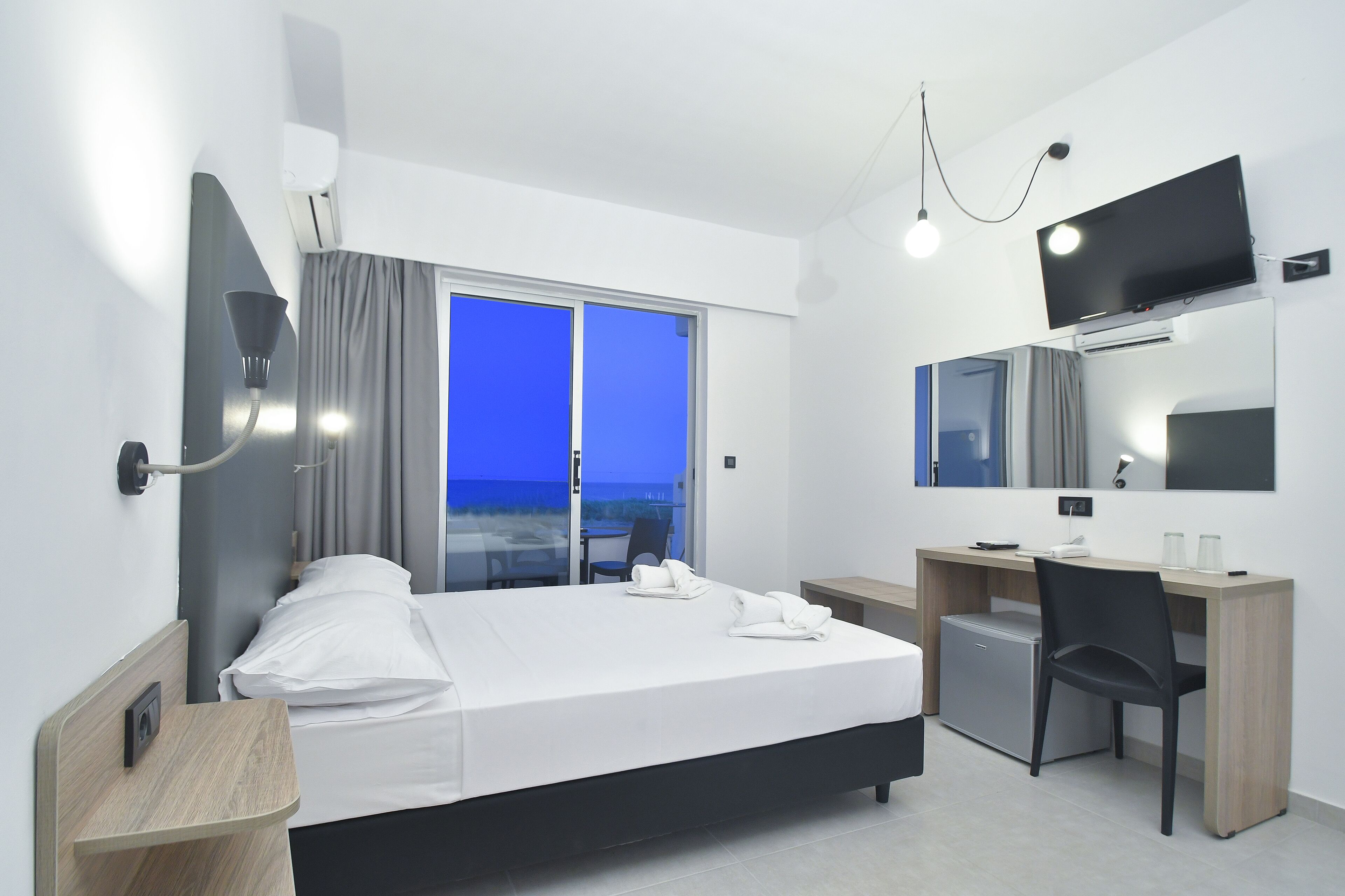 Quarto casal, vista para o mar | Cofres nos quartos, escrivaninha, quartos à prova de som, berços grátis