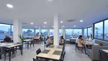 Se sirven desayunos, comidas y cenas