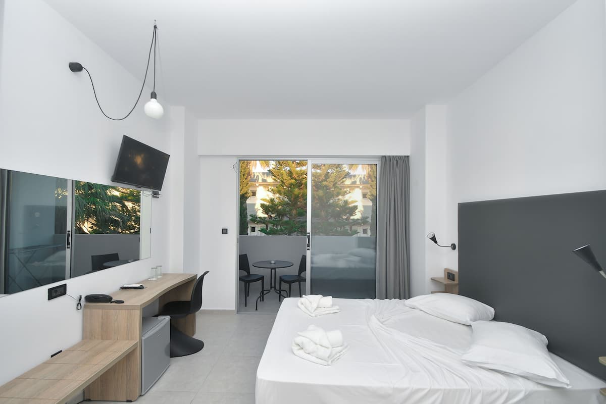 Double Room, Garden View | In-room safe, desk, soundproofing, cribs (free)