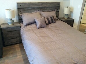 Tabla de planchar con plancha, wifi gratis y ropa de cama 
