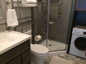 Douche, séchoir à cheveux, serviettes fournies, savon