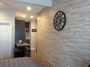 Iron/ironing board, free WiFi, bed sheets - Chic Denver Tech studio (Centennial)