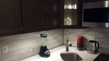 Een koelkast, een microgolfoven, een oven, een kookplaat