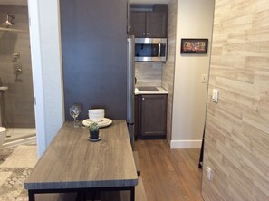 Fridge, microwave, oven, stovetop - Chic Denver Tech studio (Centennial)