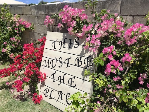 Ocean facing spacious One Bedroom Apt  two minutes walk to the beach