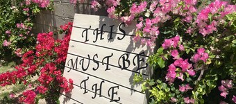 Ocean facing spacious One Bedroom Apt  two minutes walk to the beach