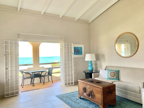 Face à l'océan spacieux One Bedroom Apt deux minutes à pied de la plage