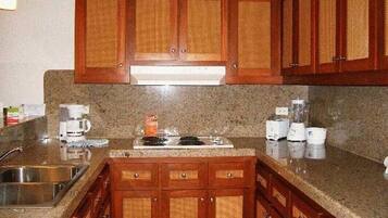 Micro-ondes, lave-vaisselle, cafetiĂšre/bouilloire