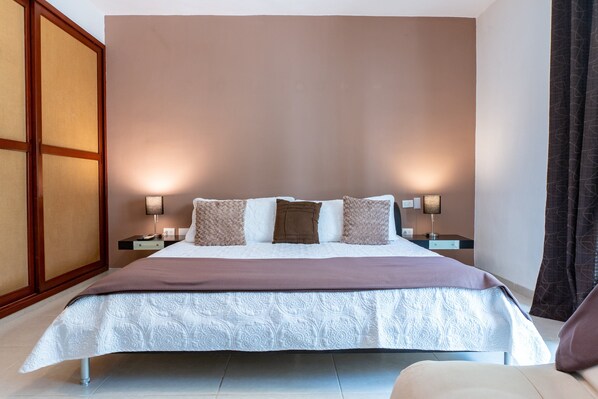 2 chambres, fer et planche à repasser, Wi-Fi, draps fournis