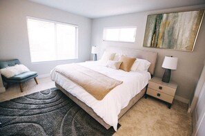6 bedrooms, memory-foam beds, desk, iron/ironing board - ★The Highland House★ Sleeps16+ centralized location★ 6 bdrm w/ 4 King Beds! (Renton)