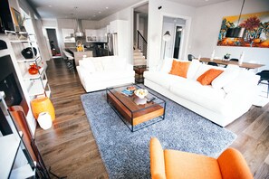 LED TV, fireplace, video games, Netflix - ★The Highland House★ Sleeps16+ centralized location★ 6 bdrm w/ 4 King Beds! (Renton)