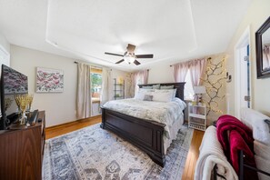 7 bedrooms, desk, iron/ironing board, travel cot