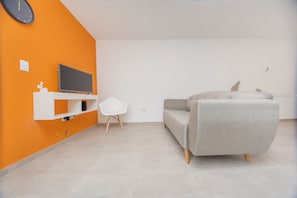 Leilighet, 1 queensize-seng, ikke-røyk | Oppholdsrom | LED-TV